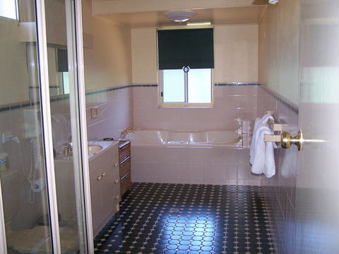Econo Lodge Griffith Motor Inn - Goulburn Accommodation 3