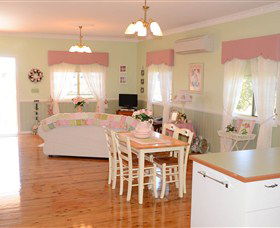 Milford Country Cottages - Goulburn Accommodation 3