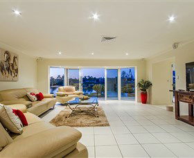 The RiverView At Vogue Holiday Homes - Goulburn Accommodation 2