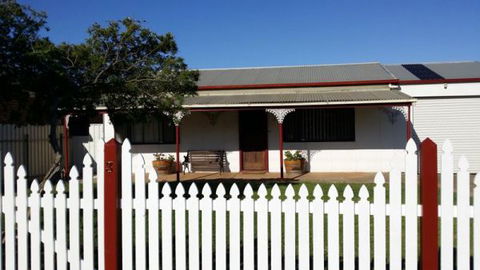 Angas Cottage - Goulburn Accommodation 2