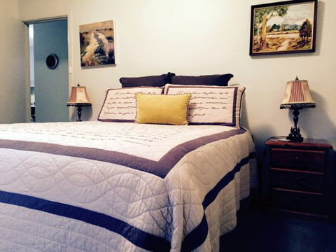 Pizzini's Vineyard Guesthouse - Goulburn Accommodation 1