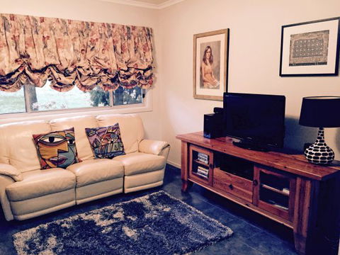 Pizzini's Vineyard Guesthouse - Goulburn Accommodation 2