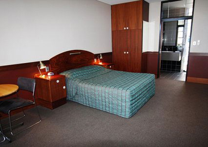 Highlander Hotel Bar Kitchen Rooftop - Goulburn Accommodation 1