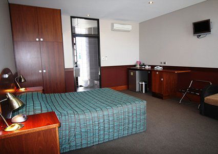 Highlander Hotel Bar Kitchen Rooftop - Goulburn Accommodation 2