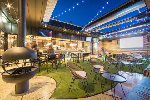 Highlander Hotel Bar Kitchen Rooftop - Goulburn Accommodation 7