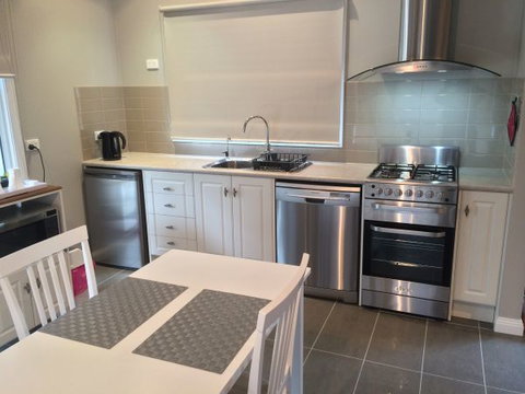 High Peaks Cottages - Goulburn Accommodation 2