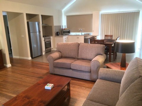 High Peaks Cottages - Goulburn Accommodation 4