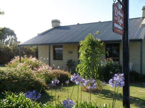 Dalton On The Lake - Goulburn Accommodation 1