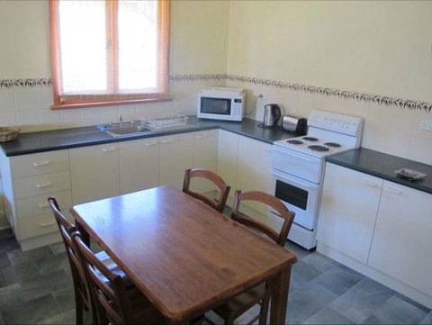 Ellison's Holiday Home - Goulburn Accommodation 1