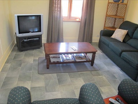 Ellison's Holiday Home - Goulburn Accommodation 3