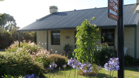 Dalton On The Lake - Goulburn Accommodation 0