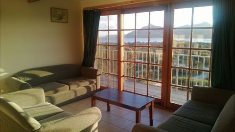 Bay View House - Goulburn Accommodation 0