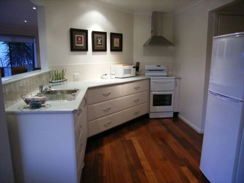 C-Deck Beach House Apartment - Goulburn Accommodation 2
