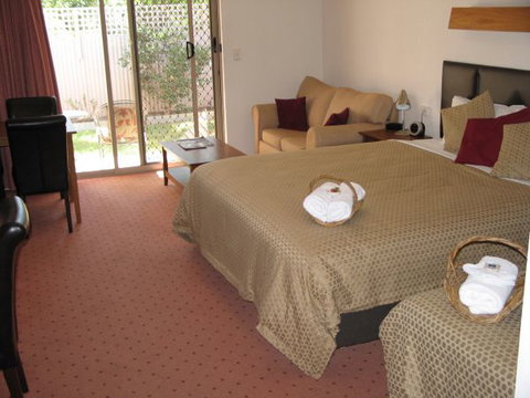 Golden Chain Wine Village Motor Inn - Goulburn Accommodation 1
