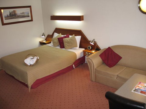 Golden Chain Wine Village Motor Inn - Goulburn Accommodation 6