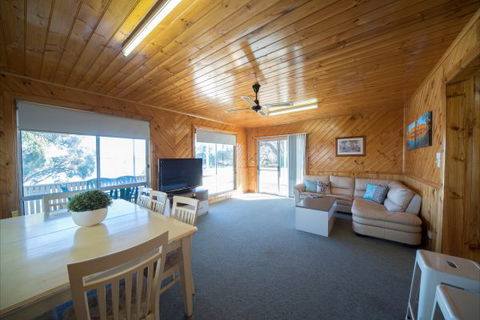 Mundic Waterfront Cottages - Goulburn Accommodation 6