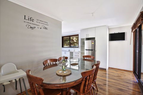 Sandy Toes Beach House - Goulburn Accommodation 4