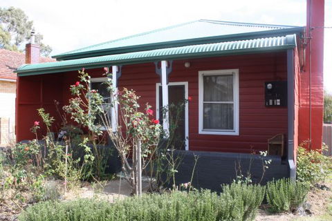 The Red House - Goulburn Accommodation 0