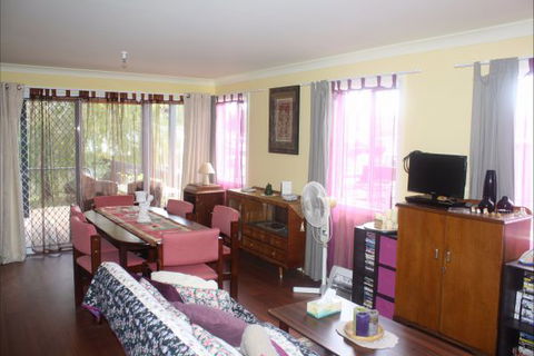 The Red House - Goulburn Accommodation 2