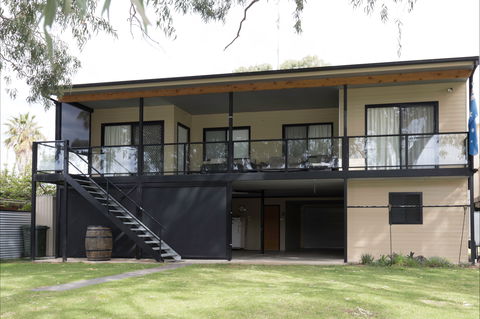 192 Page Drive Blanchetown -River Shack Rentals - Goulburn Accommodation 0