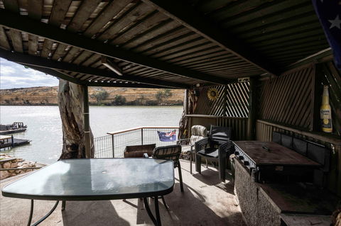 192 Page Drive Blanchetown -River Shack Rentals - Goulburn Accommodation 2