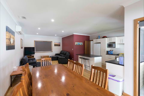 192 Page Drive Blanchetown -River Shack Rentals - Goulburn Accommodation 4