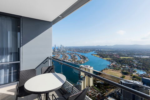 Meriton Suites Southport - Goulburn Accommodation 5