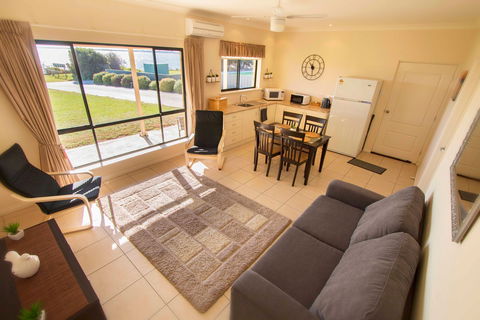Pelican Perch Retreat - Goulburn Accommodation 3