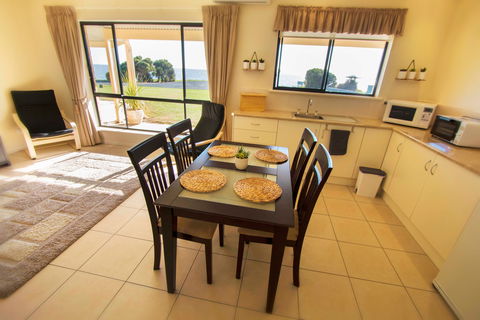 Pelican Perch Retreat - Goulburn Accommodation 4