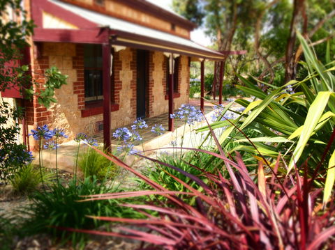 The Creek Cottage - Goulburn Accommodation 0