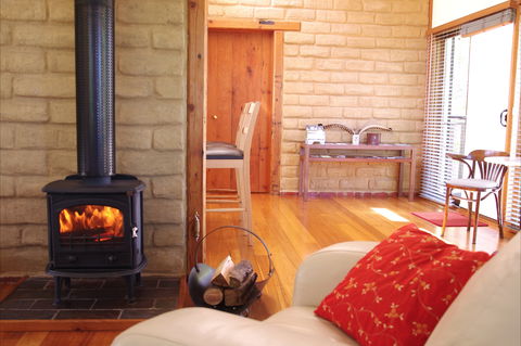 Lyrebird Cottages - Goulburn Accommodation 0