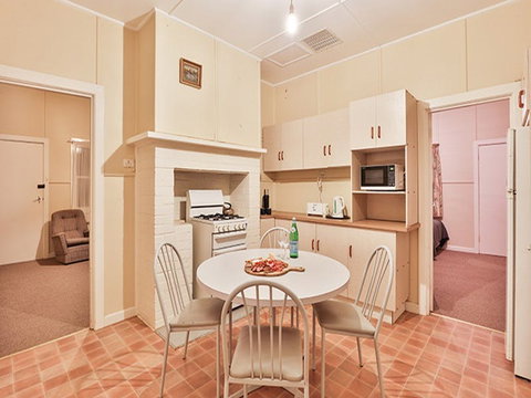 Willandra Cottage - Goulburn Accommodation 6