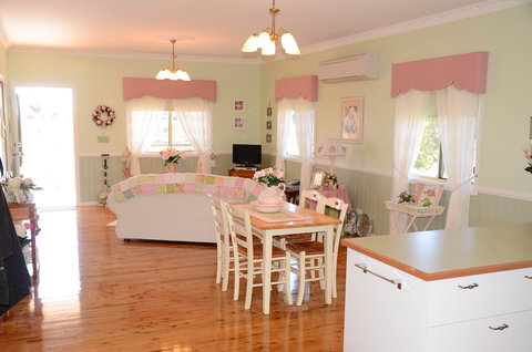 Milford Country Cottages - Goulburn Accommodation 1