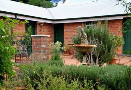 Faversham House York - Goulburn Accommodation 4