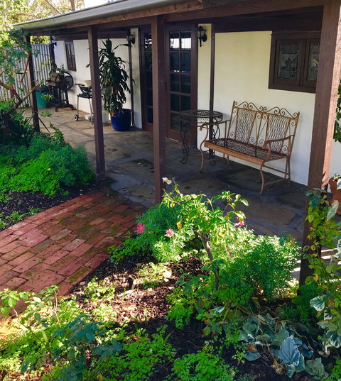 3 Divas Accommodation - The Moscato Cottage - Goulburn Accommodation 0