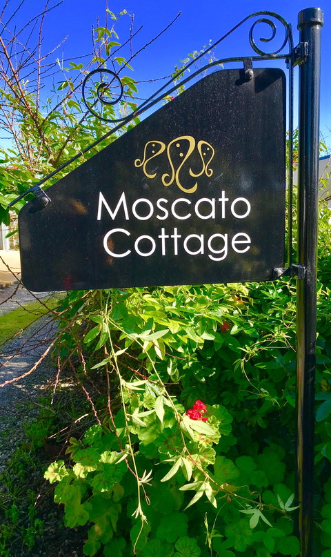 3 Divas Accommodation - The Moscato Cottage - Goulburn Accommodation 1