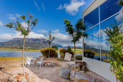 Eagles Nest Retreat - Goulburn Accommodation 0