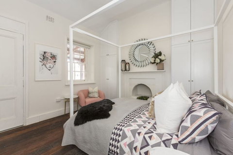Landmark 1850s Family Fremantle Home - Goulburn Accommodation 1