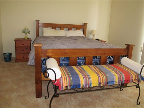 Sims Holiday Home - Goulburn Accommodation 2