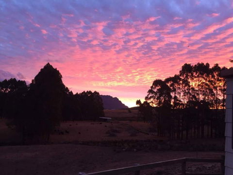 White Hawk Accommodation - Goulburn Accommodation 1