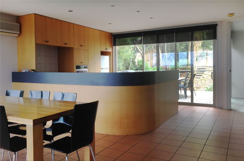 Dlux + Escape @ 83 Great Ocean Road Apartments Lorne - Goulburn Accommodation 1