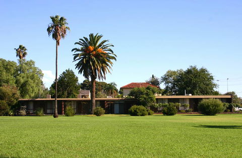 Camellia Court House And Holiday Apartments - Goulburn Accommodation 1