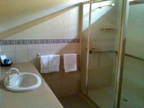 Camellia Court House And Holiday Apartments - Goulburn Accommodation 2