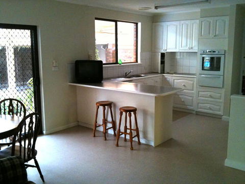 Camellia Court House And Holiday Apartments - Goulburn Accommodation 3