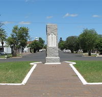 War Memorial and Heroes Avenue Roma - Goulburn Accommodation