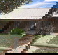 Early Settlers Cottage Solly's Hut - Goulburn Accommodation