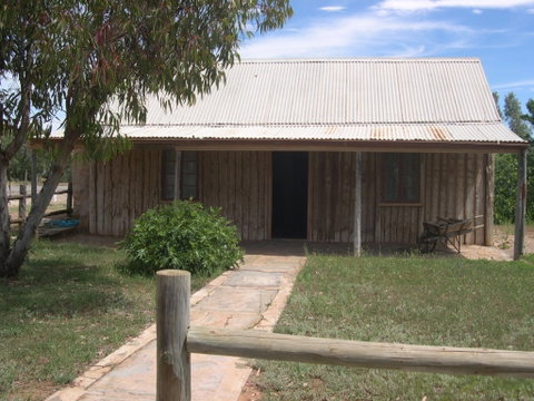 Early Settlers Cottage (Solly's Hut) - Goulburn Accommodation 0