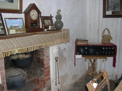 Early Settlers Cottage (Solly's Hut) - Goulburn Accommodation 1