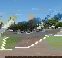 War Memorial and Heroes Avenue Roma - Goulburn Accommodation