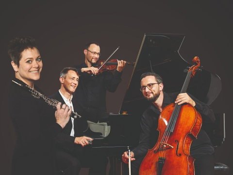 Eggner Trio & Diana Doherty - Goulburn Accommodation 0